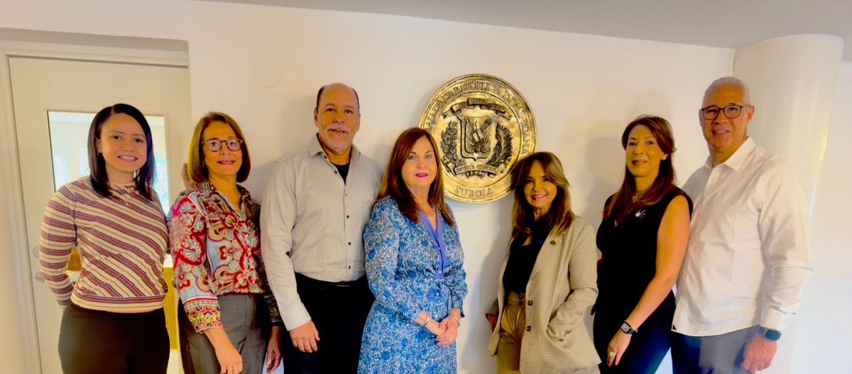La Embajada de la República Dominicana en Suecia tuvo el honor de recibir la visita de cortesía de los señores Carlos Pérez y su esposa, señora Raquel Vargas de Pérez, así como del señor David Cabreja y su esposa, señora Alexandra de Cabreja.