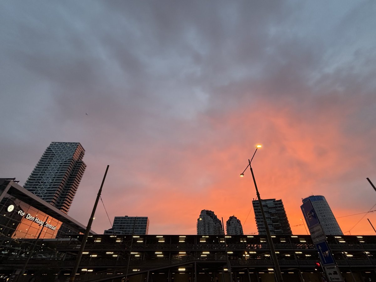 Den Haag centraal. Vandaag debat wijkverpleging over #loonkloof #verzorgenden en #verpleegkundigen Ook over versnippering in de zorg. #NSC ⁦<a href="/NwSocContract/">Nieuw Sociaal Contract</a>⁩