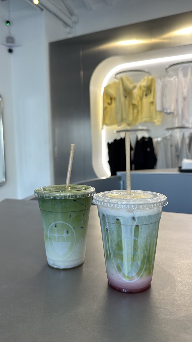 most perfect matcha ever: 
extra strawberry, oatmilk, with less ice &amp; coconut cloud foam on top🍓