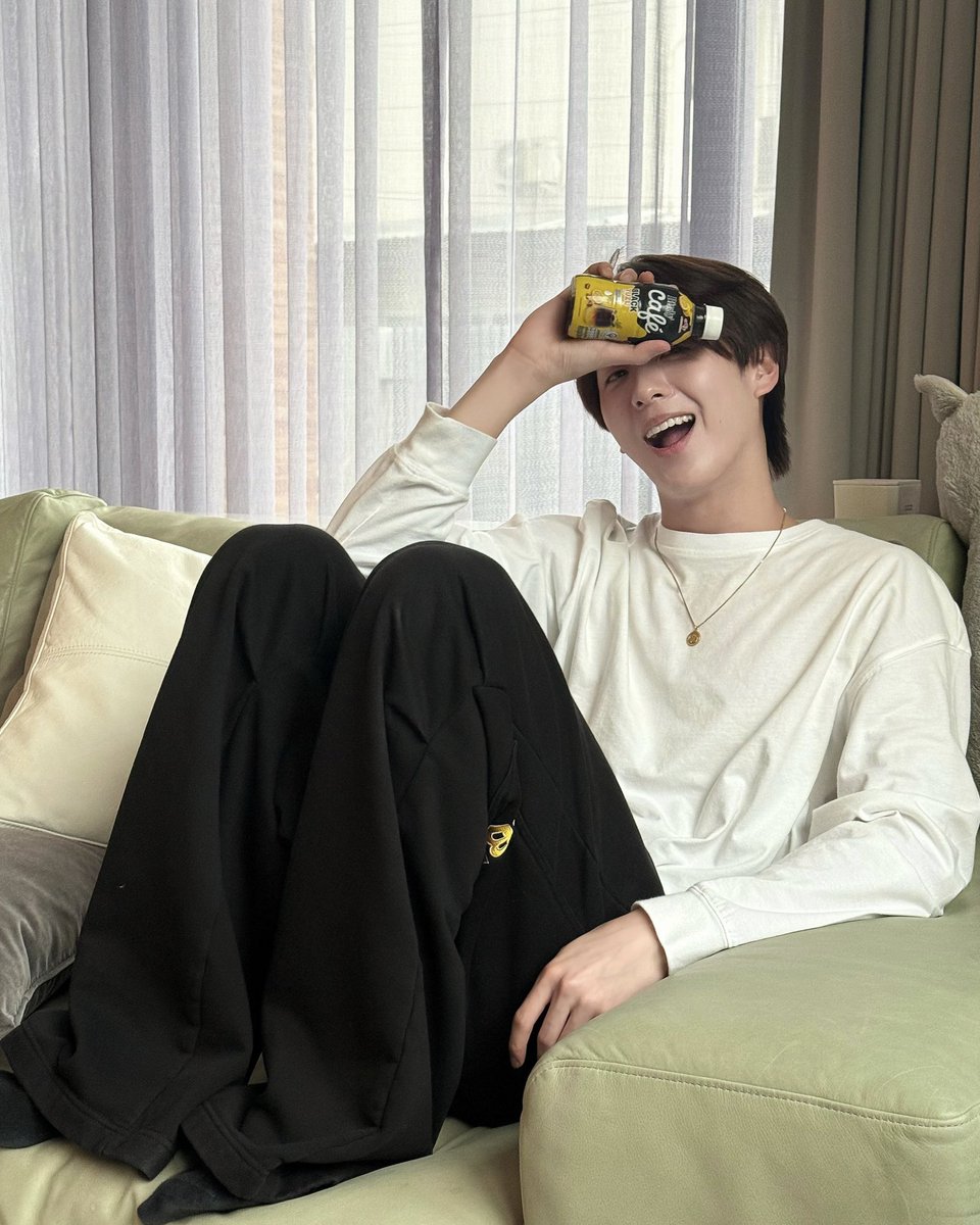 TadThapana's tweet photo. บ่ายนี้อยากได้อะไรสดชื่นๆ หน่อยมั้ยค้าบบ นี่เลย! เบอร์ดี้ คาเฟ่ แบล็คยูซุ 🍊 หอม เข้ม สดชื่นลงตัว สามารถซื้อได้แล้วที่ CJ, Lawson, และ Jiffy ทุกสาขา นะค้าบบ 🖤💛

#BirdyCafeBlackYuzu 
#BirdyCafe #เบอร์ดี้คาเฟ่
#BirdyCafexATLAS #เบอร์ดี้คาเฟ่กาแฟคุณภาพพร้อมเสิร์ฟ https://t.co/8GQgmiqqQf