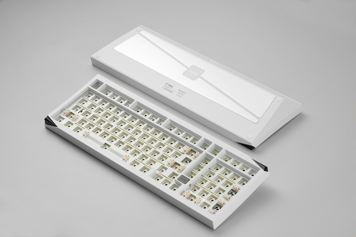 𝗜𝗻𝘁𝗿𝗼𝗱𝘂𝗰𝗶𝗻𝗴 𝗔𝗸𝗸𝗼 𝗠𝗶𝗻𝗲𝗿𝗮𝗹 𝟬𝟮

Three years ago, we brought you the MOD003 and MOD004. Now, we're back with our next 1800 compact barebone: the meticulously crafted Akko Mineral 02. It features a sleek curved CNC side, a ball-catch system, a PVD Weight, and