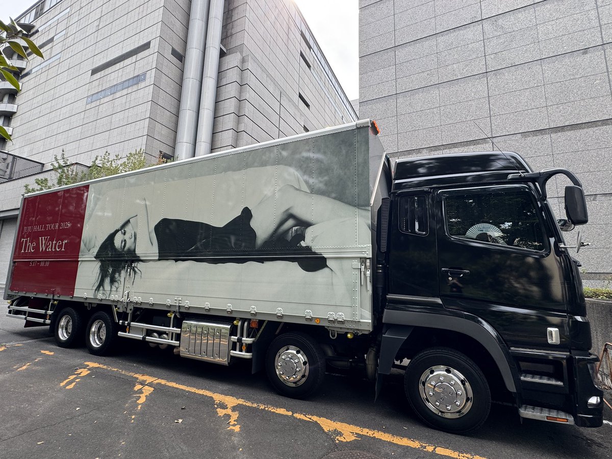 JUJUinfo's tweet photo. 本日はホールツアー「The Water」愛知公演DAY3です🎤✨

ツアートラックは、会場の駐車場に停車しております🚚栄公園側からご覧ください！

また、入場ロビーにて15:30より
グッズ・CD会場先行販売いたします🪭

皆さまのご来場お待ちしております🙌

#JUJU #TheWater https://t.co/QOr3nKw5OW