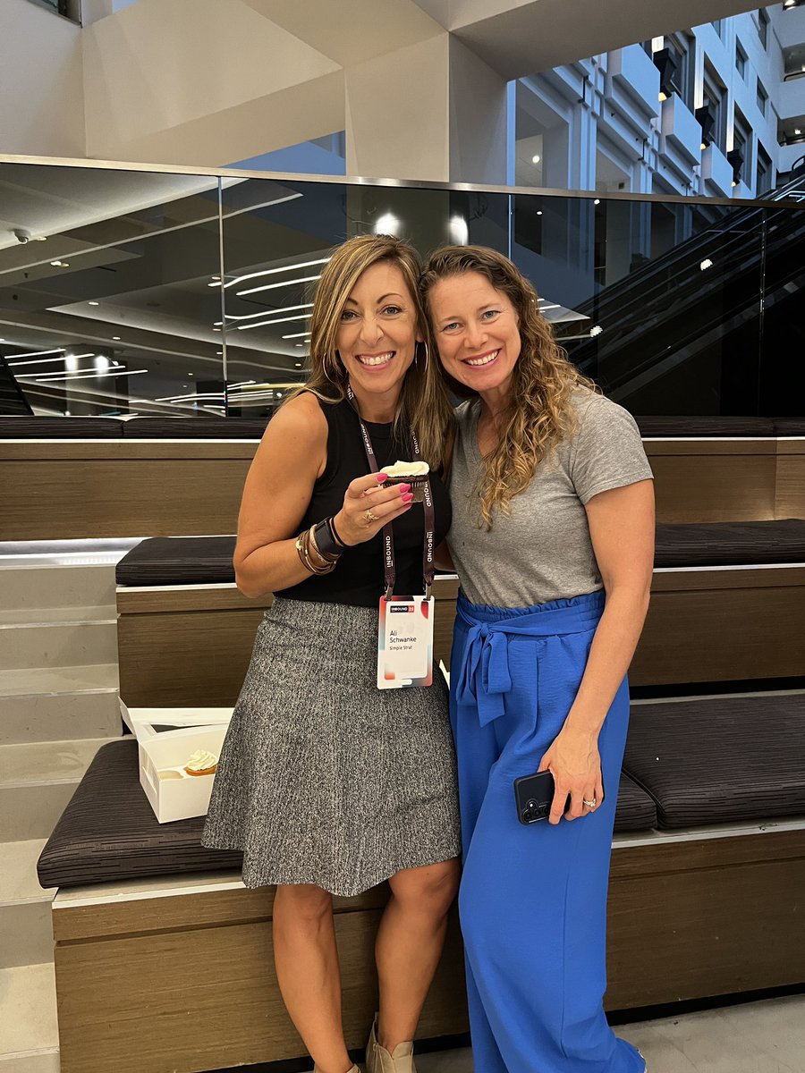 alischwanke's tweet photo. Hosting a meetup with homemade cupcakes? Now THIS is genius and a great way to break through the flurry of meetups and networking at @INBOUND 

Yummy and successful! Love this @ashleyfaus https://t.co/Hi05GqrEbS