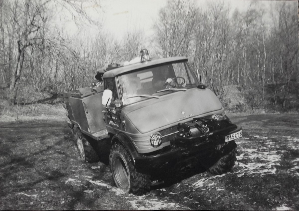 #Vintagebestioles avec le 416 Unimog version CCFM. produit à partie de 1965, véritable engin multifonction pour les agriculteurs et les forestiers. Pour les pompiers c'est le camion citerne pour feu de forêt, un engin puissant et passe partout 🚒🌲🌳🔥🏞️. <a href="/MBFRANCE_/">Mercedes-Benz France</a>