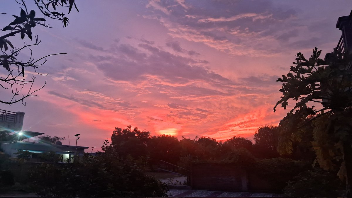 छाँव खोजते हमें धूप मिल गई,
सूकूं ढूंढ़ते हमें पीर याद मिल गई।
मिल सका नहीं,फिर भी क्या बात है?
हर बात,हर राह पर तुम याद आ रही!!

-अवनीश मिश्र 
<a href="/DrKumarVishwas/">Dr Kumar Vishvas</a> sir ji❤️