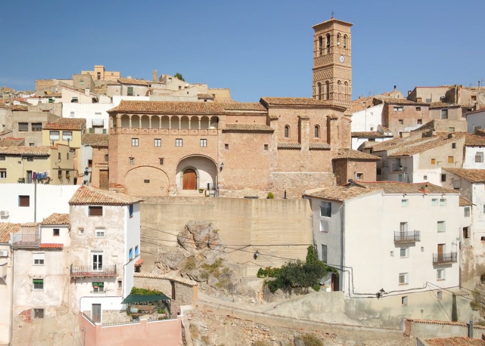 gozARTE's tweet photo. ¡¡¡NOS VAMOS DE EXCURSIÓN!!! SECRETOS DE LA COMARCA DEL #ARANDA: #CALCENA, #TIERGA Y #TRASOBARES
Domingo 14 de septiembre
Hemos preparado una ruta muy especial haciendo algo que nos encanta: descubrir las maravillas poco conocidas que tenemos cerca. ¿Y dónde nos vamos en esta salida? Pues a la comarca del Aranda, un territorio que tiene un patrimonio impresionante, que va mucho más allá del palacio de Illueca (donde nació el papa Luna) o el de Morata de Jalón. Hoy no vamos a visitar ninguno de estos lugares, a los que vamos en otras excursiones, sino algunos pueblos muy pequeños que guardan sorpresas fantásticas: Calcena, Trasobares y Tierga: la fantástica iglesia de la Virgen de los Reyes de Calcena, una construcción de planta de salón construida en el apogeo del Renacimiento, con un maravilloso retablo del pintor aragonés más importante de la época, Jerónimo Vallejo Cosida; también suyo podremos ver el retablo de Trasobares, un encargo del arzobispo de Zaragoza Hernando de Aragón para el monasterio cisterciense femenino; finalmente nos iremos a Tierga (comida incluida), donde descubriremos las magníficas joyas que guarda la iglesia de san Juan Bautista, como las puertas pintadas que permitían cerrar el retablo en Semana Santa.
Si queréis toda la información o reservar entrad en https://t.co/4PyCl6gjTb