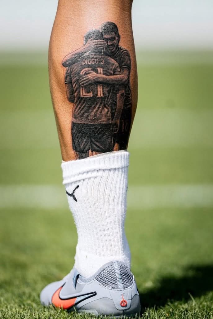 TIMO TIMO (The sports master) (@timosports8) on Twitter photo Ruben Neves has got a tattoo of Diogo Jota hugging him on his calf. ๐๏ธ โค๏ธ Ruben Neves has got a tattoo of Diogo Jota hugging him on his calf. ๐๏ธ โค๏ธ
