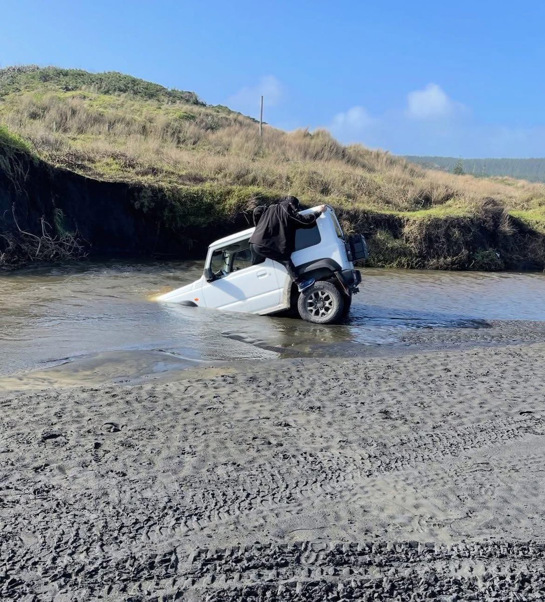 Малаа усалдаг бсн. Одоо бүр машинаа усалдаг болж дээ