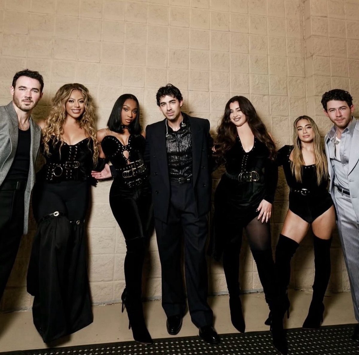 PopCrave's tweet image. Fifth Harmony with the Jonas Brothers in Dallas.
