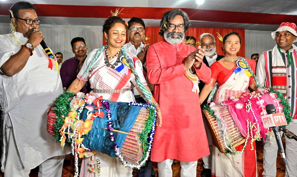 झारखंड के मुख्यमंत्री हेमंत सोरेन जी, संथाल जनजाति से हैं, जो भारत की सबसे बड़ी आदिवासी जनजातियों में से एक है। उनकी संस्कृति प्रकृति प्रेम और पर्यावरण संरक्षण पर आधारित है। करमा पूजा जैसे त्योहार पेड़ों और प्रकृति के प्रति सम्मान और समर्पण को दर्शाते हैं। 

उनकी पत्नी पारंपरिक