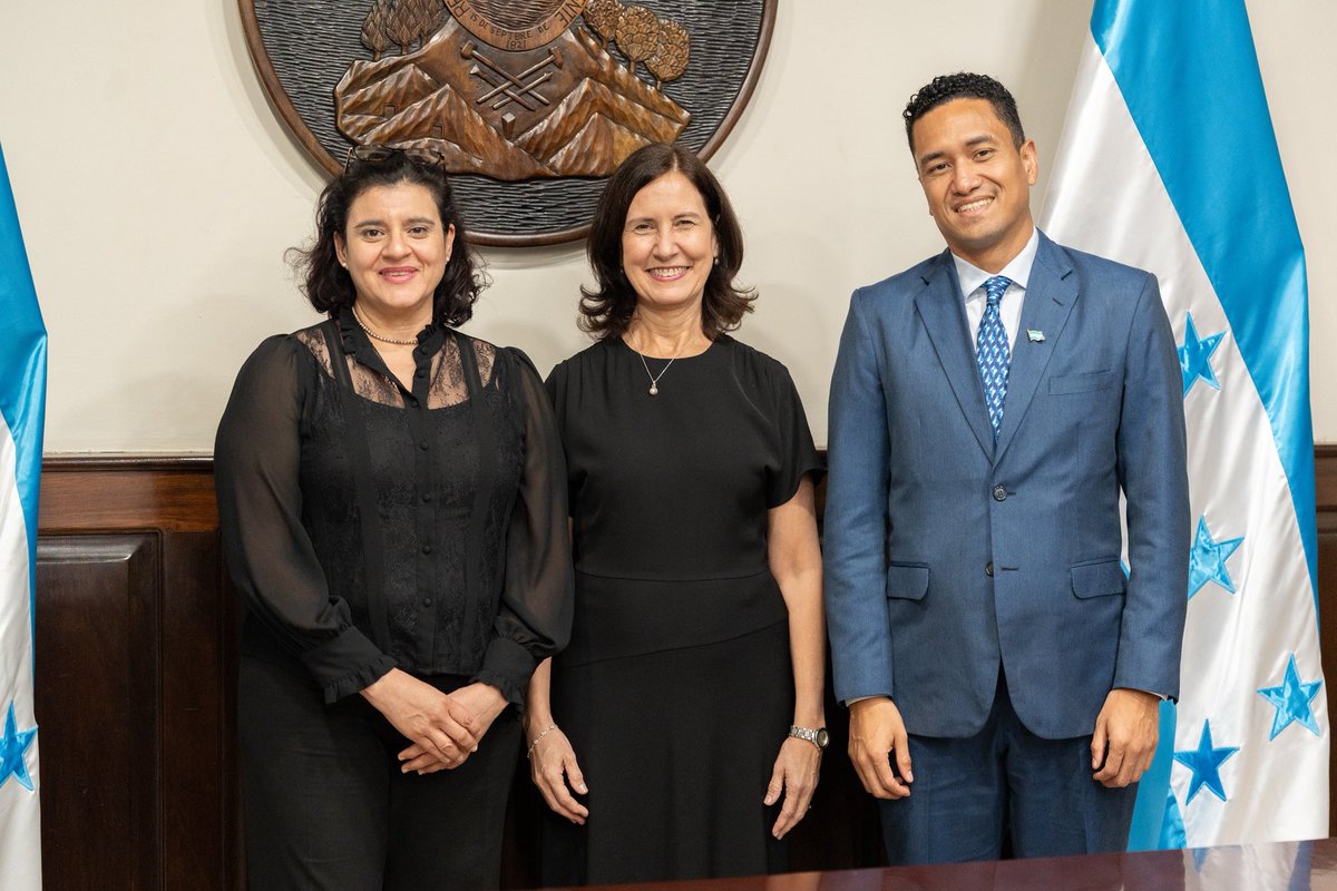 SARHonduras's tweet photo. La jefa del secretariado del Foro Global sobre Transparencia e Intercambio de Información con Fines Fiscales, Zayda Manatta, se reunió con @MarianaRiosHN, Directora Ejecutiva del SAR; @ChristianDCHn, Ministro de Finanzas; @MarcioSierraD, director de la CNBS y otros representantes de alto nivel del gobierno, para conversar sobre los compromisos de Honduras en materia de transparencia fiscal internacional.

Se destacó que, en 𝗹í𝗻𝗲𝗮 𝗰𝗼𝗻 𝗹𝗼𝘀 𝗲𝘀𝘁𝗮́𝗻𝗱𝗮𝗿𝗲𝘀 𝗶𝗻𝘁𝗲𝗿𝗻𝗮𝗰𝗶𝗼𝗻𝗮𝗹𝗲𝘀, 𝗹𝗮 𝗻𝗼𝗿𝗺𝗮𝘁𝗶𝘃𝗮 𝗵𝗼𝗻𝗱𝘂𝗿𝗲𝗻̃𝗮 𝗿𝗲𝗾𝘂𝗶𝗲𝗿𝗲 𝗰𝗮𝗺𝗯𝗶𝗼𝘀 𝘂𝗿𝗴𝗲𝗻𝘁𝗲𝘀 𝗾𝘂𝗲 𝘆𝗮 𝗵𝗮𝗻 𝘀𝗶𝗱𝗼 𝗶𝗻𝗰𝗼𝗿𝗽𝗼𝗿𝗮𝗱𝗼𝘀 𝗲𝗻 𝗹𝗮 𝗟𝗲𝘆 𝗱𝗲 𝗝𝘂𝘀𝘁𝗶𝗰𝗶𝗮 𝗧𝗿𝗶𝗯𝘂𝘁𝗮𝗿𝗶𝗮. 

Entre ellos se incluyen la eliminación de las acciones al portador para garantizar la identificación del beneficiario final, el acceso a información bancaria con fines tributarios, así como la ratificación del Convenio sobre Asistencia Administrativa Mutua en Materia Fiscal (MAAC), instrumento clave para la integración de Honduras en la red global de cooperación tributaria.

Recientemente, el Foro Global emitió recomendaciones para la implementación de estos cambios. De no atenderse estas y las recomendaciones del GAFILAT, el país se expone al riesgo de ser incluido en listas grises o negras, enfrentar sanciones bilaterales, enfrentar obstáculos para el acceso a crédito, incrementar su nivel de riesgo país y perder la confianza de los inversionistas extranjeros.