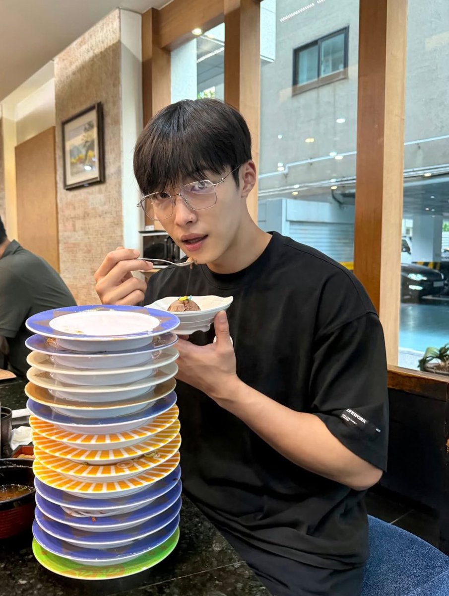 amorousvoid's tweet image. 점심밥은 … 🍣