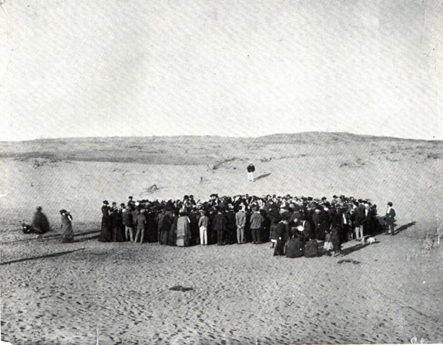 « C’est un État qui a pillé nos terres ».

Tel-Aviv est née en 1909 sur des dunes de sable et des marécages infestés de malaria. Pas sur les ruines d’un village arabe, mais sur une terre vide, stérile et insalubre, que des grands propriétaires absents de Beyrouth ou de Damas