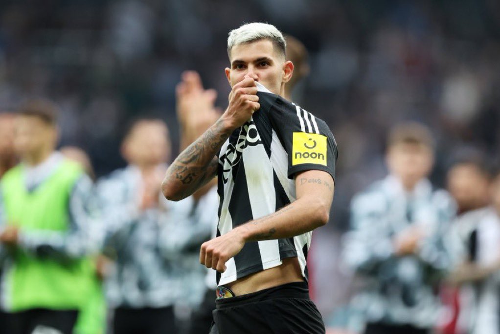 M07Si's tweet image. جمهورنا مسكين والله فرحان بصفقتين ماتسوى ربع قيمه نونيز وللفريق الرديف .. 

بدل رفع مستوى الفريق لمنافسات اسيا والدوري 
وقعوا مع لاعبين ماتتعدى اعمارهم ٢٠ سنه 

كان طموحنا .. لكن هذا طموحهم .. 

كلها ٥ جولات وبيحضر بلانيس وسوزا الفاشلين لحالهم فالجوهره .

استصغار الاتحاد يحزنني .