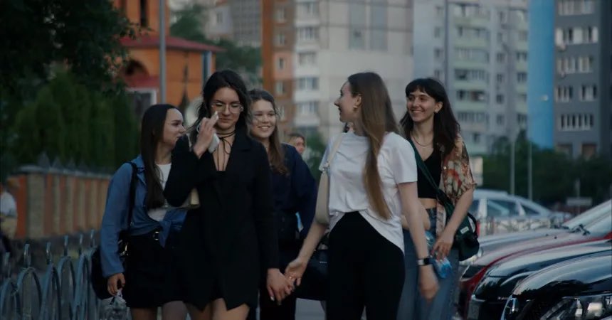 La semaine prochaine sort PREMIÈRES CLASSES de Kateryna Gornostai, très beau documentaire ukrainien sur des élèves de tout âge qui malgré la guerre (et parfois la proximité toute proche de la ligne de front) continuent de se former, d’aller à l’école.