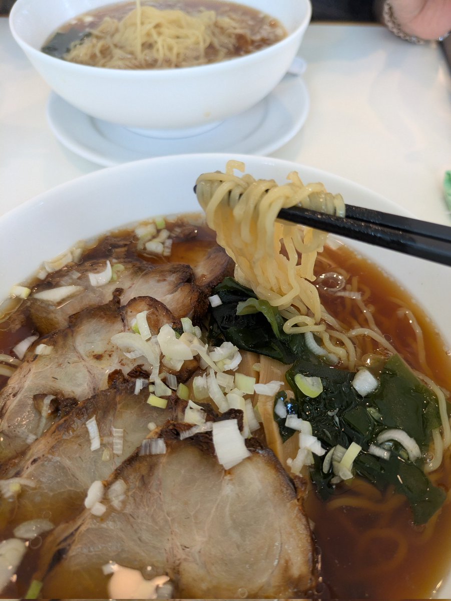 ageobau's tweet photo. ＃埼玉ラーメン道場
＃日本ラーメン道場
＃ラーメン
＃埼玉
＃伊奈
#福来門
伊奈の福来門でチャーシュー麺、��３０円。ストレートな旨さのラーメンスープにチャーシューの旨み、甘味が溶け出して、複雑な味わいに、肉肉しい歯ごたえあるチャーシューがとても美味しい。 https://t.co/PAksGVqhWm