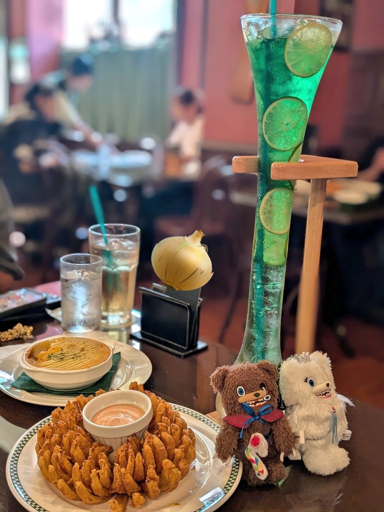 今日は兄くんとふたりで来たから、オニオンブロッサムとシェパーズパイ⸜🥔⸝
いただきました🤤🧅
ノンアルコールのハーフヤードグリーンカクテルも🍀

#フィネガンズ・バーアンドグリル
#USJ #USJファン