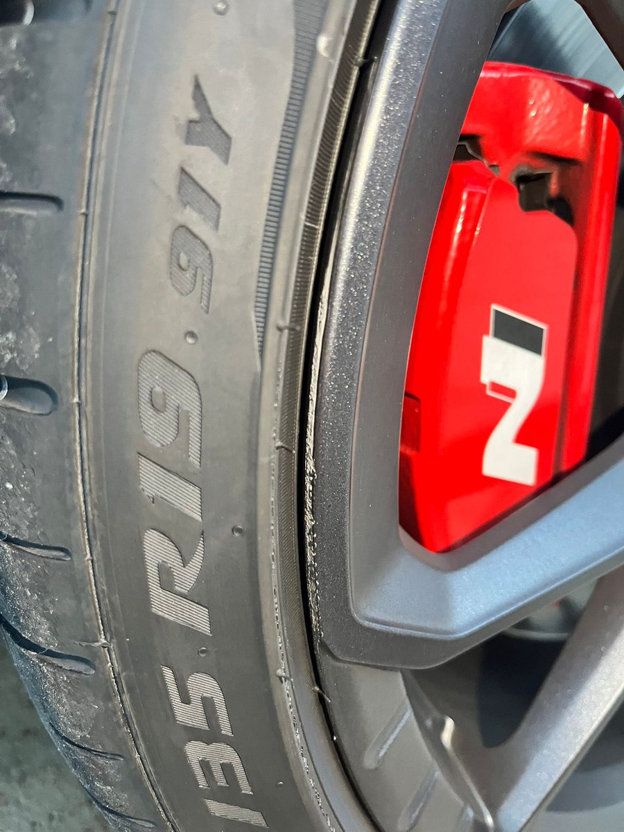 pepe1430's tweet photo. Ayer en @norauto Terrassa después de avisar que vigilasen con las llantas al cambiar los neumáticos van y me las rallan, encima el responsable de tienda se hace el loco y dice que reclame en la página de norauto… para flipar https://t.co/A6szcZHBat