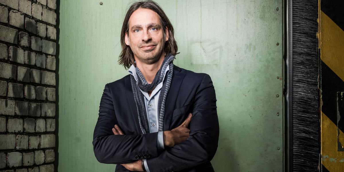 Richard David Precht vertritt die Position, dass die Digitalisierung und Automatisierung zwangsläufig zu einem bedingungslosen Grundeinkommen führen werden, da es eine notwendige Antwort auf den drohenden Wegfall vieler Arbeitsplätze sei und eine Alternative zum Arbeitszwang dars