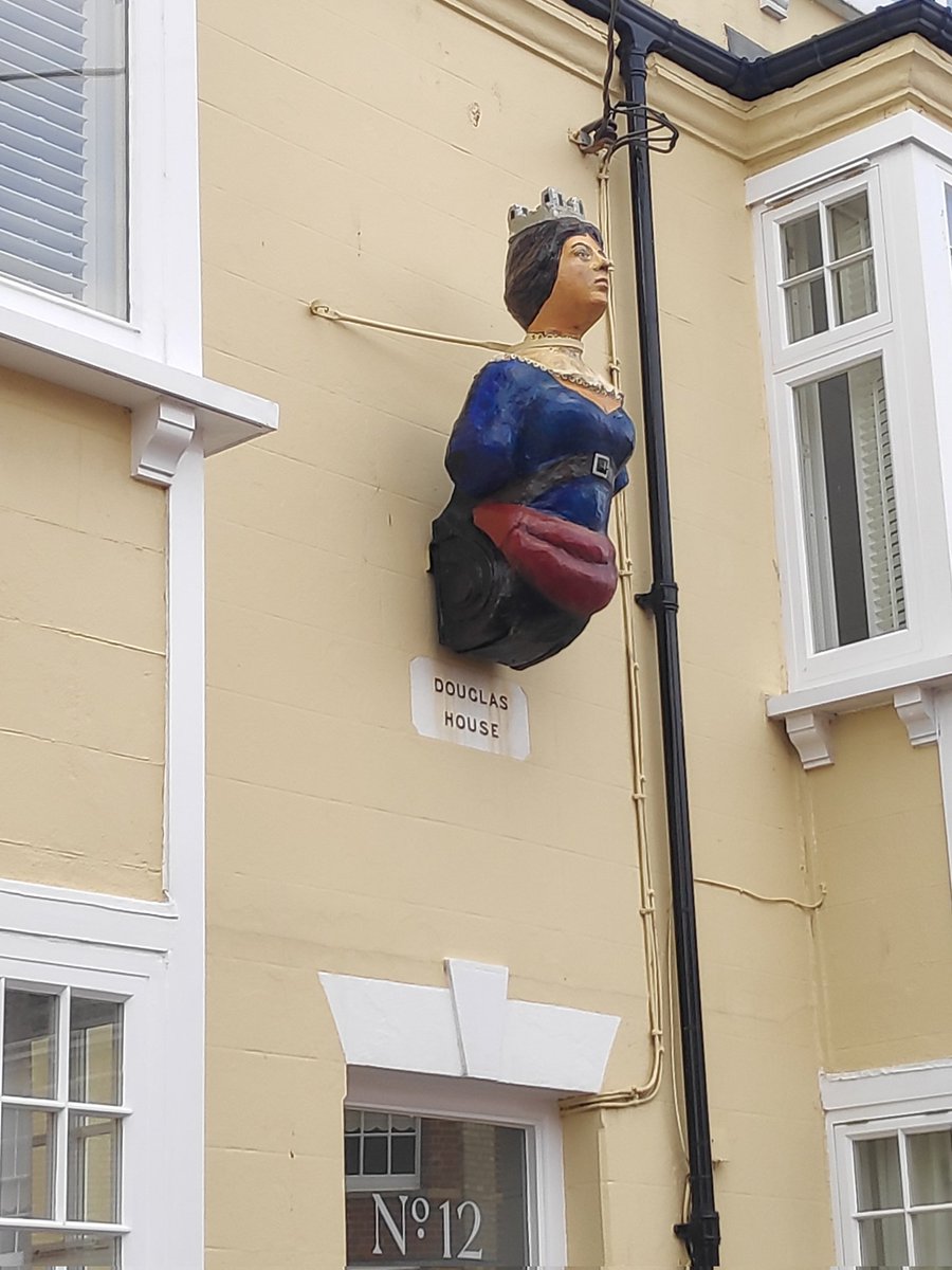 A ship's figurehead affixed to a house in Southwold, Suffolk 

The history of this figurehead is unknown, possibly a creation by a former resident; another, found washed up on the beach, is in the towns museum

#WallsOnWednesday
#woodensday