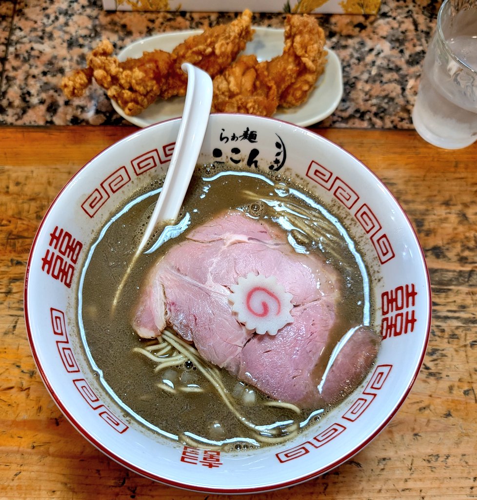 ここんさん
「クセ煮干」
「唐あげ　２個」

コロナ禍以前に行ったきりだから４年ぶりくらいのここんさん
お昼時でお客の８割はリーマン
所用のUQとはいえ少々バツが悪い😅