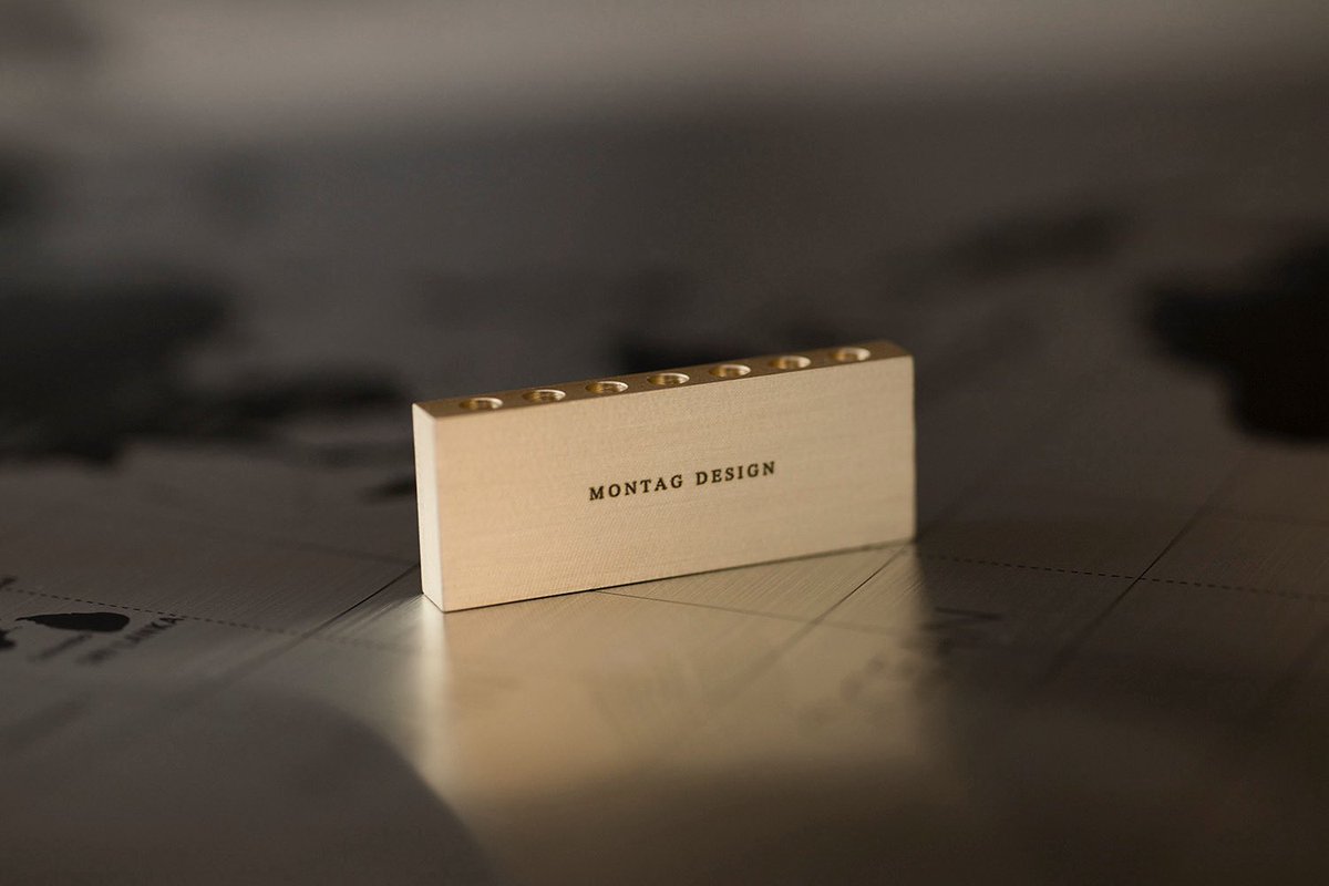 This is an earphone stand part ordered by Montag Design.The surface has been coated with a clear coating to prevent the brass from oxidizing and discoloring and to maintain its beauty.While the changes that occur over time are popular, you can enjoy its unchanging beauty.
#brass