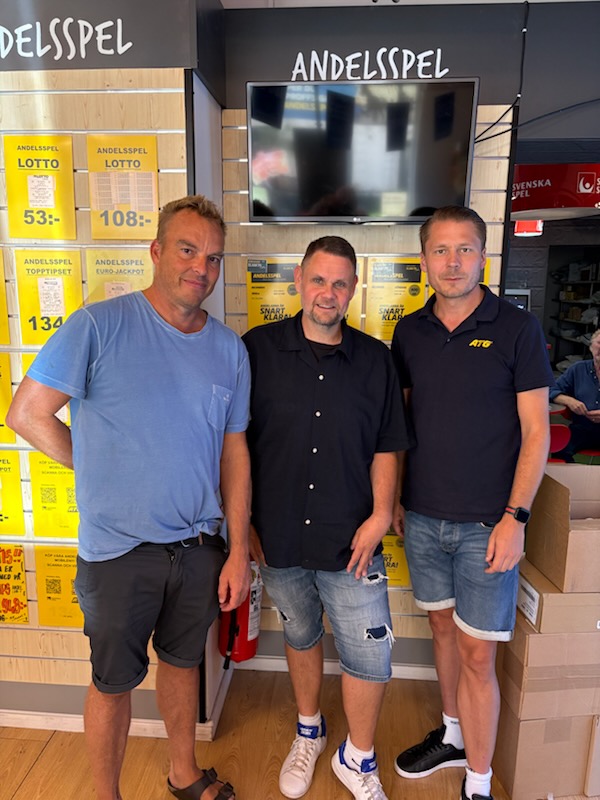 Premiär för mig ikväll hos FR Spel&amp;Tobak med V86 kl.20:30!

Kom in i butiken och köp en andel eller hugg en via länken!

Kenneths Kameler 200/12
2 spik, lite lagom garderat!
atg.se/frspel/spel/32…

Kenneths Skräll 99/12
Högt spelvärde till låg insats!
atg.se/frspel/spel/32…