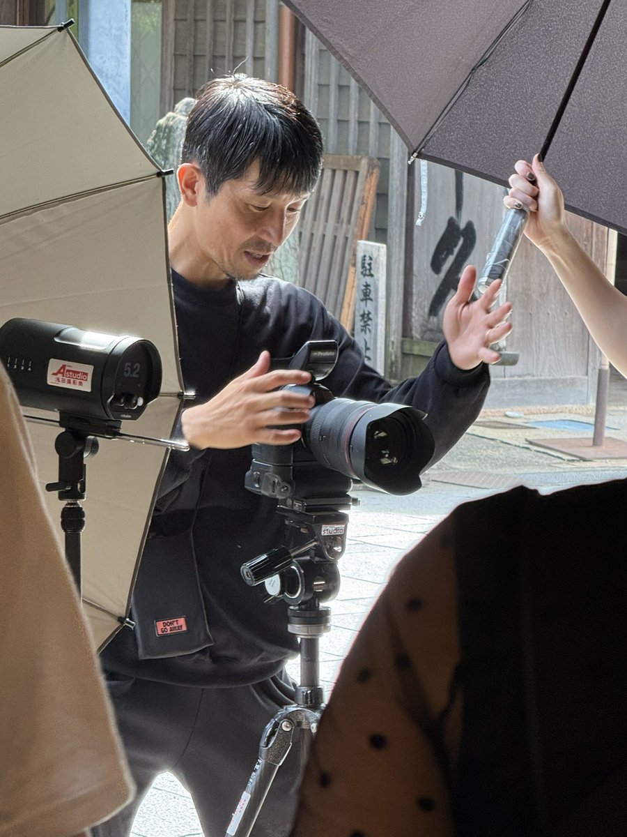 iseman_official's tweet photo. 今日は開店前に
ゼクシィ12月号・全国版の撮影が行われました。
写真家・浅田政志さんプロデュースのウエディングフォト。
現場は笑顔と笑いに溢れてました😄

当蔵店長もスポット参戦！？
いったい、どの様な写真が掲載されるのか！？

すべては10月23日発売の「ゼクシィ12月号・全国版」で。 https://t.co/AjriQ8Vhpx