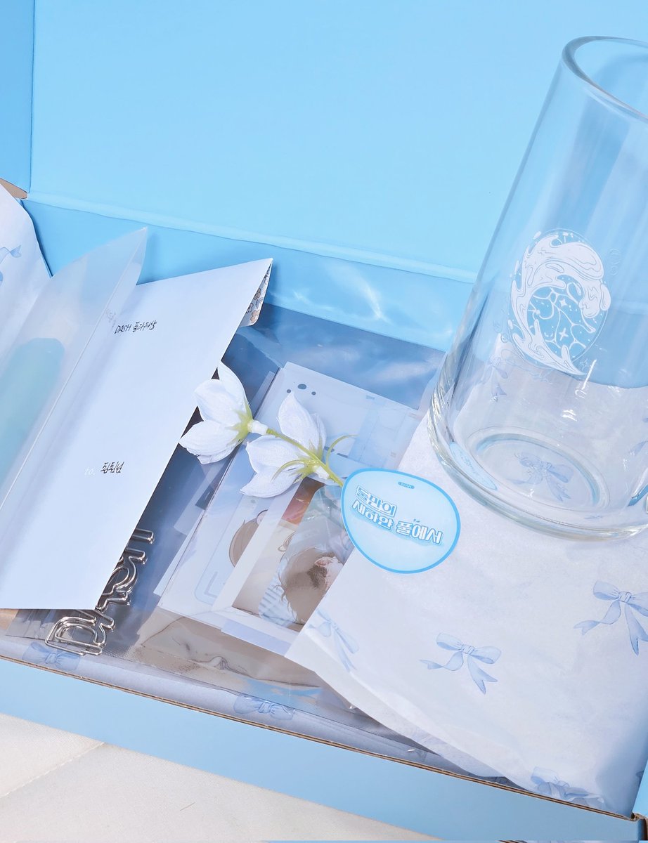 대쉬 4주년 플라워샵 이벤트 <둘만의 새하얀 풀에서> 협력 선물 감사히 받았습니다😍😍😍 굿즈들도 너무너무 예쁘구 주최님의 자필 편지까지 정말 감동이에요 ㅠㅠ
멋진 자리에 도움 드릴 수 있어서 영광입니다!! 이벤트 정말 수고 많으셨습니다🩵🌊
<a href="/dash_0820/">둘만의 새하얀 풀에서</a>