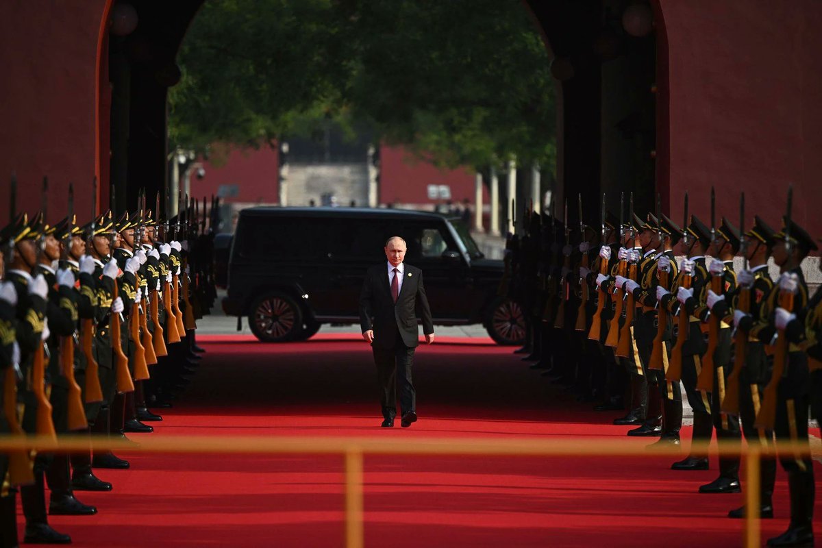 Präsident Putin nimmt heute an der Parade zur Feier des Endes des Zweiten Weltkriegs in Peking teil. Deutsche Medien deuten das Ereignis zu einer Drohgebärde gegenüber dem Westens um. Das zeigt, dass man im Mainstream geistig wieder da angekommen ist, wo man 1945 aufhören musste.