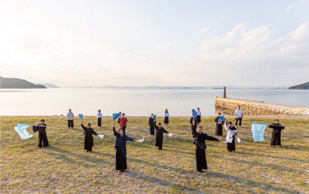 setouchi_art_jp's tweet photo. 【出演者募集｜瀬戸内少女歌劇団「せとうち物語～大島編～」】

瀬戸内国際芸術祭2019に誕生した「瀬戸内少女歌劇団」。
北川フラム総合ディレクター原案の演劇プロジェクトが、2025年は大島を舞台に公式イベントとして登場します。

今回は、この舞台に出演してくれる小中学生を募集します。
秋の大島で、物語の世界を一緒につくりあげませんか。

Photo:Shintaro Miyawaki

イベント概要
イベント名｜せとうち物語～大島編～
日程｜2025年10月25日（土）、26日（日）
時間｜各日2回公演（①12:00–13:30／②15:30–17:00）
場所｜大島島内

応募締切｜2025年9月10日（水）

詳細・応募はこちら
https://t.co/xkV0BZTzG6

#瀬戸内国際芸術祭2025 #setouchitriennale2025
#瀬戸内少女歌劇団 #せとうち物語 #大島