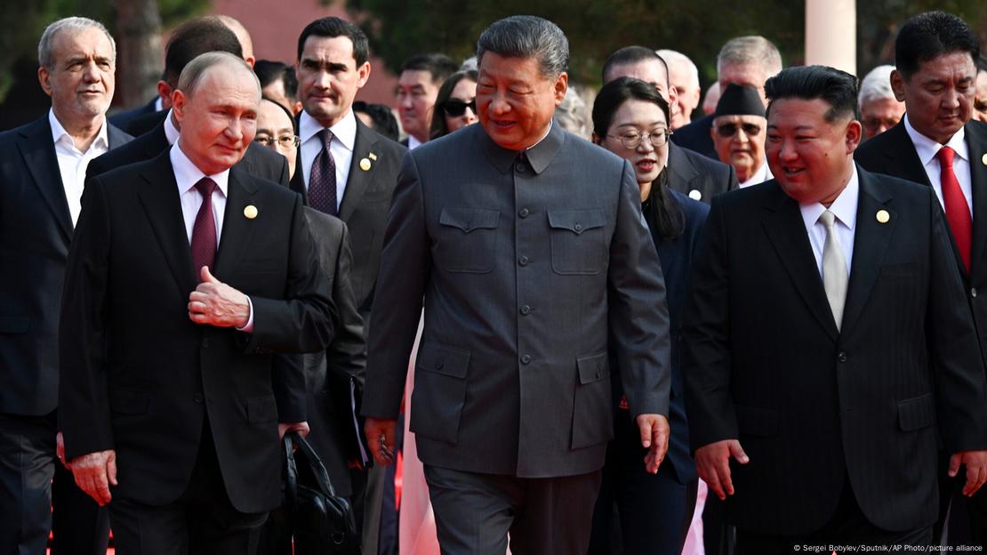 dw_russian's tweet image. В Китае прошел масштабный военный парад, на котором присутствовали Си Цзиньпинь, Путин и Ким Чен Ын. Трамп обвинил их в сговоре против США. Парад был приурочен к 80-летию капитуляции Японии и окончанию Второй мировой войны. По площади Тяньаньмэнь в Пекине прошли более 10 тысяч…