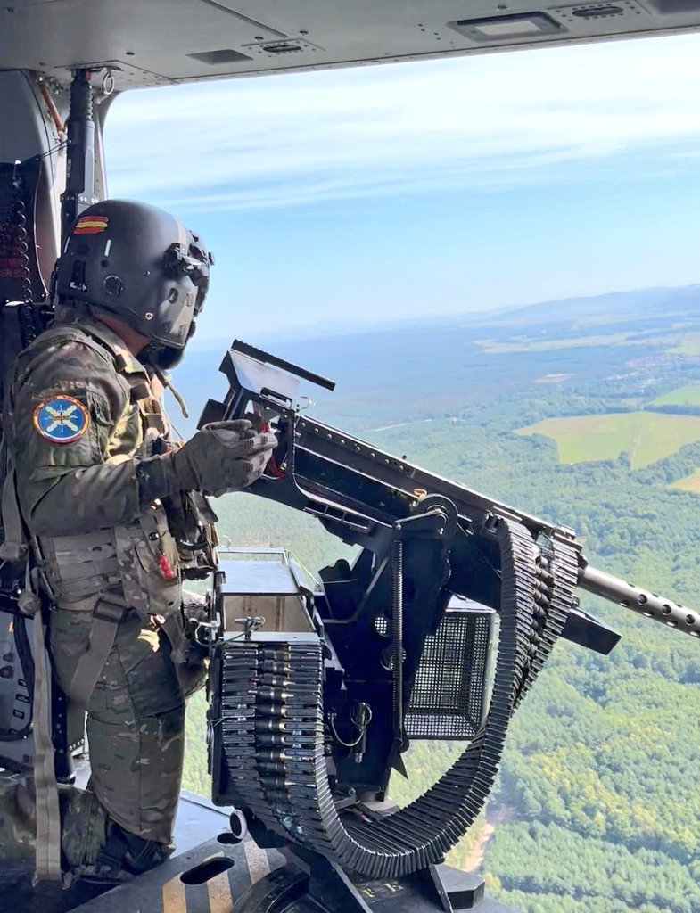CGTAD_NRDC_ESP's tweet image. La unidad de helicópteros del contingente de #FuerzaKuchyňa realiza un ejercicio de tiro con ametralladora desde helicóptero HT 29 “Caimán”.
Comprometidos en la preparación operativa para garantizar la estabilidad en el flanco Este de la Alianza.
#MOPS @EjercitoTierra…