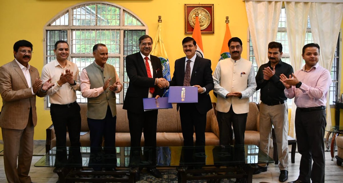 धर्मशाला! हिमाचल प्रदेश केंद्रीय विश्वविद्यालय (हिप्रकेवि), धर्मशाला ने द्वितीय भारतीय रिज़र्व बटालियन (द्वितीय आईआरबीएन), सकोह, (धर्मशाला) जिला कांगड़ा के साथ एक समझौता ज्ञापन (MoU) पर हस्ताक्षर किए। इसका उद्देश्य विश्वविद्यालय के छात्रों/शोधकर्ताओं/संकाय सदस्यों द्वितीय भारतीय