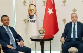 enginbalim's tweet photo. İnadına AKP ile normalleşeceğiz, yumuşama dönemine girdik dedi; Erdoğan ‘a mesir macunu hediye etti yetmedi TBMM’de ayağa kalktı, ilk röportajını Yavuz Donat’a 3 gün damadın Sabah gazetesine verdi; Öcalan’a açılım için el yükseltiyorum dedi ve teslimiyet komisyon masasına oturdu, hala da kalkamıyor 🤷‍♂️ 

Winner ceket giydiği gün bu adamın sadece adı özgür kendisi tutsak, CHP’yi bir müteahhit vesayeti ve Saray’ın etkisi altına soktu, iki ileri bir geri gitti 🙅‍♂️ 

Kırmızı kart, lambaları yakıp söndürmek, göstermelik bir boykottan öteye gitmedi 🙅‍♂️ Gelinen noktada oyunun hesabını sormayan, partisini yönetenleri denetleyip, hiç eleştirmeyen, körü körüne önüne ne konulursa; Sadullah, Ekmeleddin, tr705, laz müteahhit, türkücü ülkücü, Bekaroğlusu, liboşu, fetöşu yiyen, tıpış tıpış CHzp’nin ideolojik erezyona uğramasına su taşıyan, guguk kuşlarını halktv’de seyredip bağrına basan, partinin öz evlatlarının senelerce dışlanmasına seyirci kalan CHP seçmeni de suçludur 🤷‍♂️