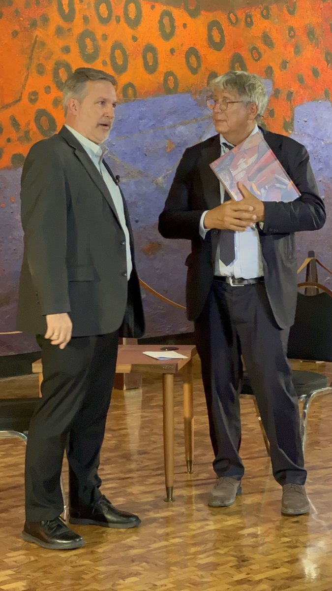 La journée a également été ponctuée par une interview par le journaliste de gauche <a href="/JohnMAckerman/">John M. Ackerman</a> qui sera bientôt diffusée sur la chaîne YouTube TV UNAM. [5/5]