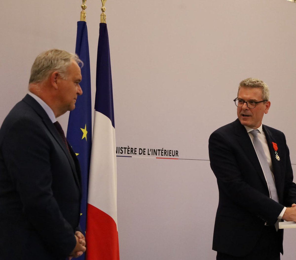 Thibault deMontbrial (@montbrialavocat) on Twitter photo Immense fierté de recevoir les insignes de Chevalier de la Légion d’Honneur par <a href="/BrunoRetailleau/">Bruno Retailleau</a> <a href="/Interieur_Gouv/">Ministère de l'Intérieur</a>
(remplacé à la dernière minute suite à son départ en urgence à Marseille par un François-Noël Buffet très chaleureux <a href="/fnb_officiel/">François-Noël BUFFET</a> )
🫡🇫🇷 Immense fierté de recevoir les insignes de Chevalier de la Légion d’Honneur par <a href="/BrunoRetailleau/">Bruno Retailleau</a> <a href="/Interieur_Gouv/">Ministère de l'Intérieur</a>
(remplacé à la dernière minute suite à son départ en urgence à Marseille par un François-Noël Buffet très chaleureux <a href="/fnb_officiel/">François-Noël BUFFET</a> )
🫡🇫🇷