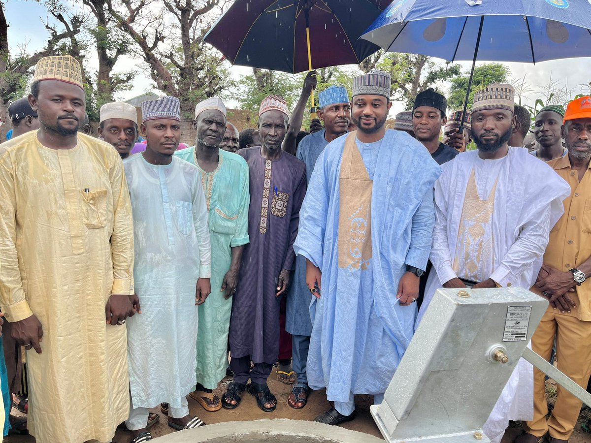 MDM_Hunkuyi's tweet photo. The Director General of @KDRUWASSA, under the leadership of DG RUWASSA Engr @mubarak_s_ladan, has commissioned a solar motorized borehole at Hunkuyi General Hospital in Kudan Local Government Area of Kaduna State, as well as hand pumps in Kudan Ward, Anguwan Rimi, Anguwan Tsamiya https://t.co/oW13aYDlD6