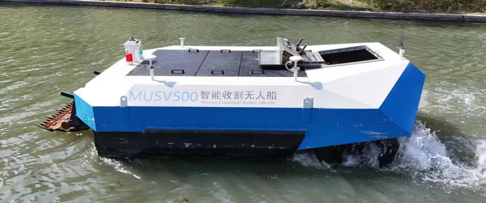 🚤At Vitality Island in Yuanhe Street, Xiangcheng District, #Suzhou📍, China, an intelligent unmanned boat is patrolling efficiently, precisely collecting floating debris on the water surface. This “Smart Water Surface Cleaning Boat” was jointly developed by #ChinaMobile, the