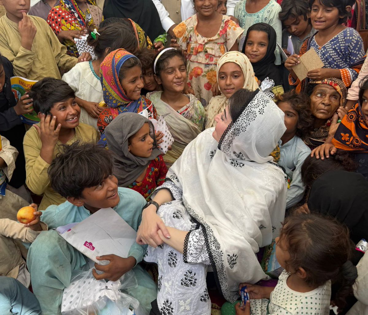 سیلاب متاثرین ہیں لیکن چہروں پر سکون و مسکراہٹ ہے،
پتا کیوں؟ 
کیونکہ انہیں سمجھ ہے کہ انکی “وزیراعلی” تب تک سکون سے نہیں بیٹھے گی جب تک انہیں واپس انکے گھروں میں نہ بسا دیں۔ 

#MaryamNawazCares
#مریم_نواز_عوام_کے_ساتھ
