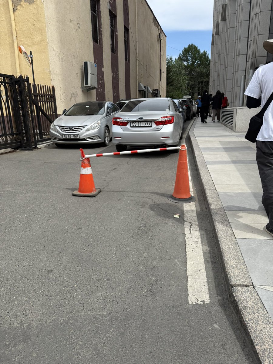 Замыг зүгээр л хаагаад байгууллагынхаа зогсоол болгоцон ч бх шиг. Бяртай юмоо