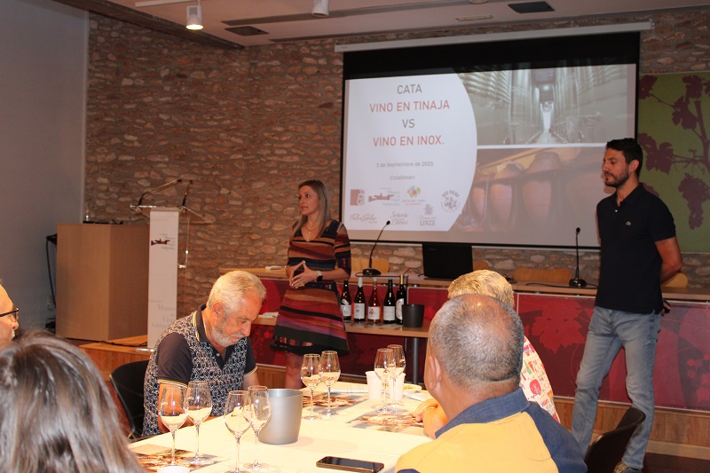 La diferencia entre vinos elaborados en tinaja de barro y en acero inoxidable, en una cata ofrecida por el enólogo Fede Lucendo
elecodevaldepenas.es/texto-diario/m…