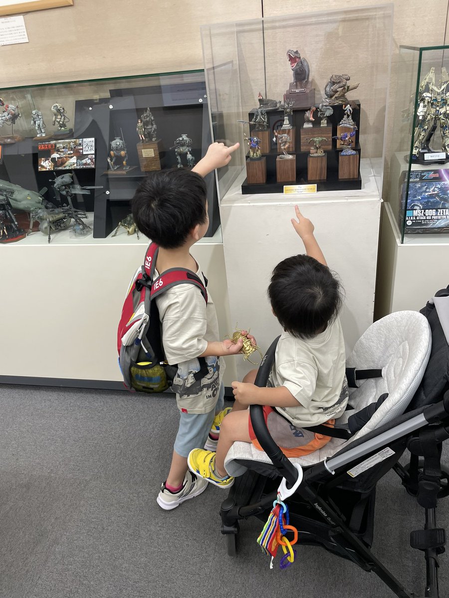静岡なま。
3年ぶりに、初めて次男を連れて静岡へ。
新幹線の待ち時間にホビースクエアを見学。
2人とも大興奮😆

#静岡 #ホビースクエア #プラモデル