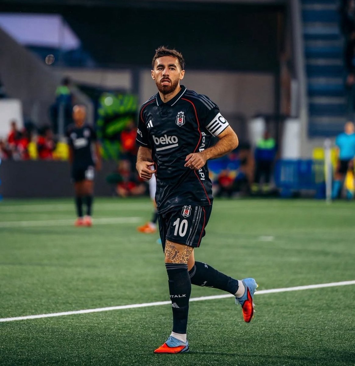 #kaptanorkun #kaptanorkunkökcü 4 dil biliyor. Hollanda futbol terbiyesi ile yetişmiş. Safkan asil Beşiktaşlı. Çalışkan, dürüst, delikanlı. Beşiktaş’a yakışacak bir kaptan.