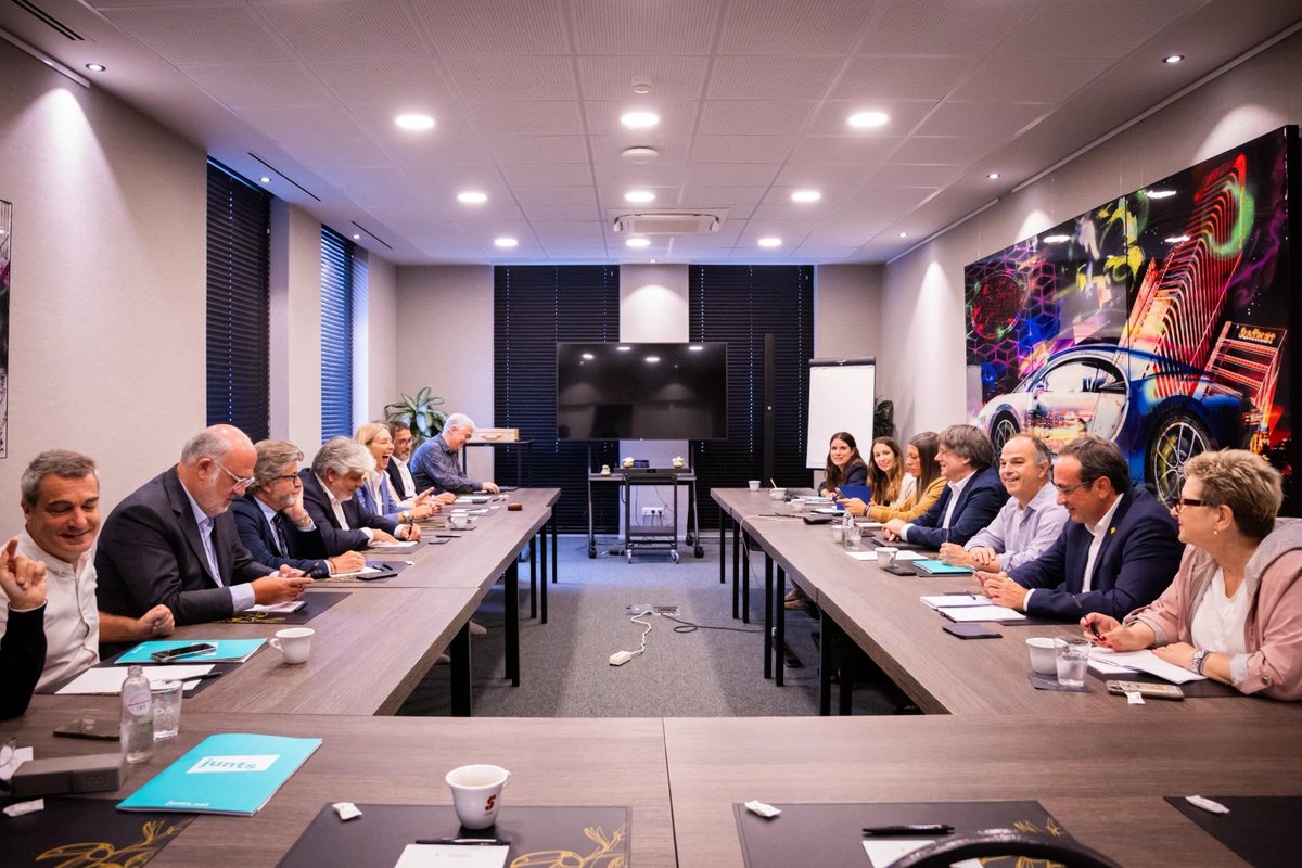 Que la direcció permanent de <a href="/JuntsXCat/">Junts per Catalunya🎗</a> encara ens haguem de reunir fora de Catalunya demostra que la "normalitat" que alguns s'entesten a pregonar és falsa.

Amb el president <a href="/KRLS/">krls.eth / Carles Puigdemont</a> hem analitzat a fons la situació i emprenem el nou curs, a Reus i a Catalunya, amb tota la força.