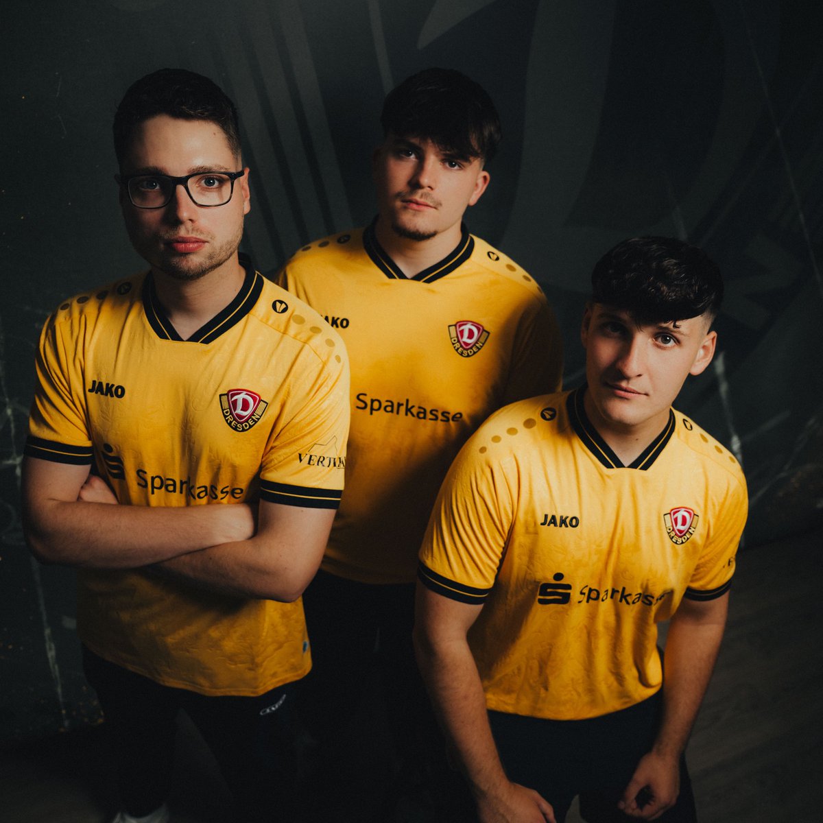 minusmacher31's tweet photo. Gekommen, um zu bleiben. ✍️

Auch in der nächsten Saison darf ich weiterhin als Trainer und Spieler bei meinem Herzensverein @DynamoDresden meinen Traum leben. Ich freue mich riesig auf unsere erste gemeinsame VBL-Saison. Die Herausforderung mit einem Kader ohne VBL-Einsätze wird eine große und genau darauf freue ich mich umso mehr. @JustiniooFIFA @trolfary_ 

Auf Dynamo 🖤💛