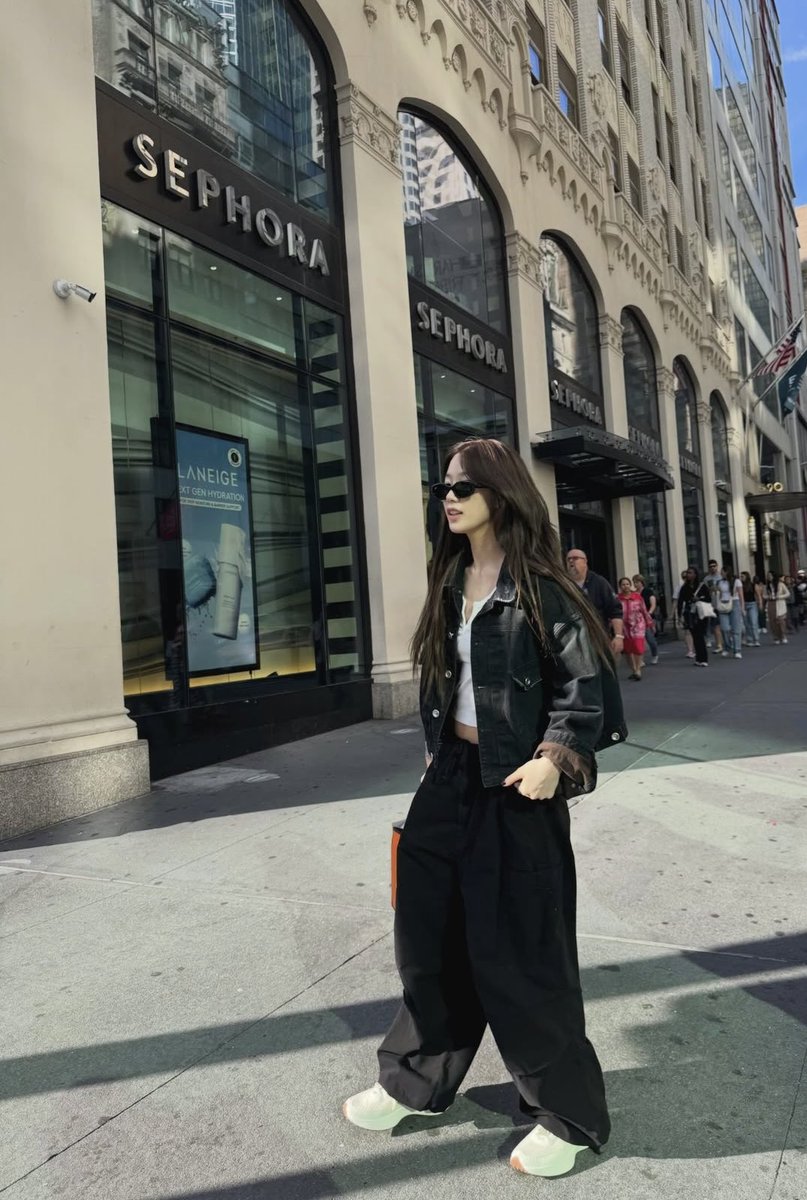 The trucker jacket Kazuha wore in her Instagram post (zuhazana) is