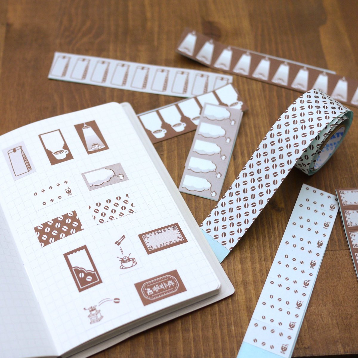 tadanoyamamoto's tweet image. #文具女子博popupin梅田2025

お客さまから
ご質問をいただきました
『カフェシール』単品の
梅田にお持ちする柄を
ご紹介します😊

今回は厳選12柄！

☕️カフェシール（単品）
1巻1000枚入り
各550円

☕️カフェシールブレンド
10柄各23〜24枚入り
各770円

#福わけはんこ ブースで
お待ちしています✨