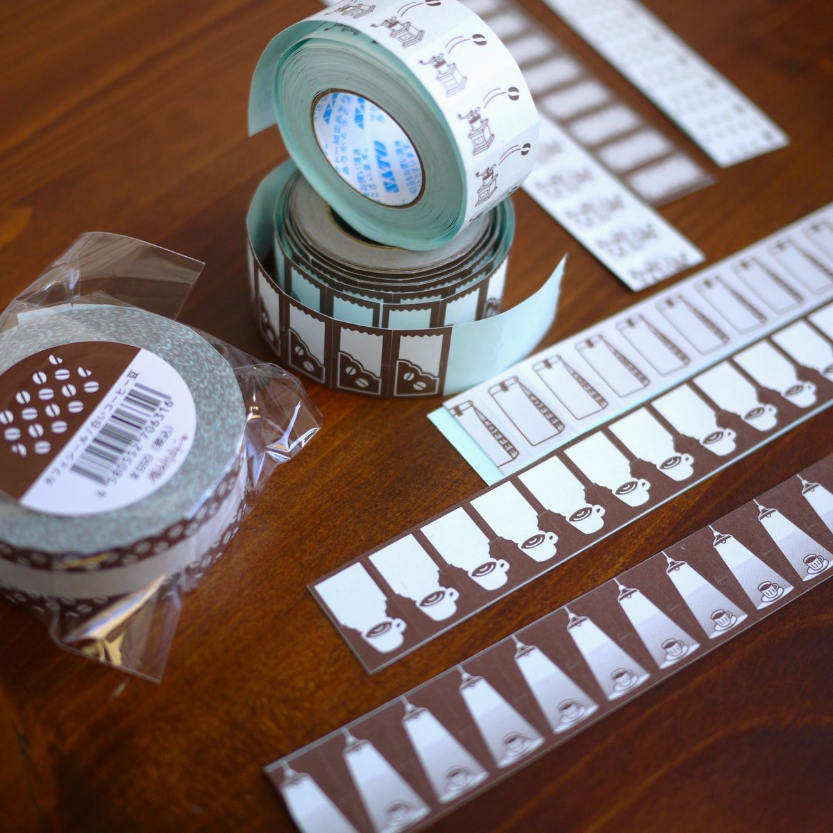 tadanoyamamoto's tweet image. #文具女子博popupin梅田2025

お客さまから
ご質問をいただきました
『カフェシール』単品の
梅田にお持ちする柄を
ご紹介します😊

今回は厳選12柄！

☕️カフェシール（単品）
1巻1000枚入り
各550円

☕️カフェシールブレンド
10柄各23〜24枚入り
各770円

#福わけはんこ ブースで
お待ちしています✨