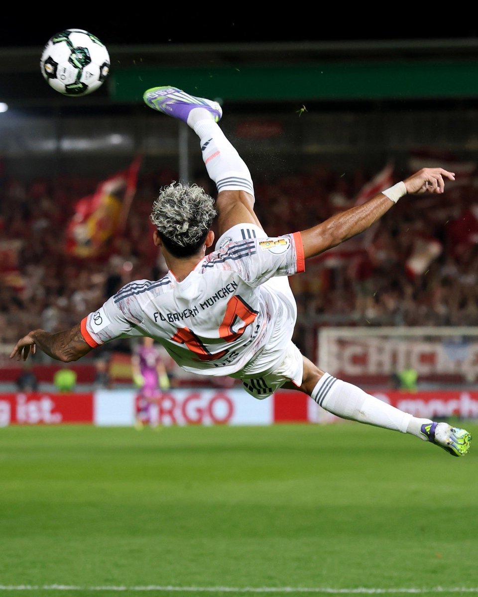 FCBayernEN's tweet image. The perfect picture doesn’t exi.. 😍🇨🇴